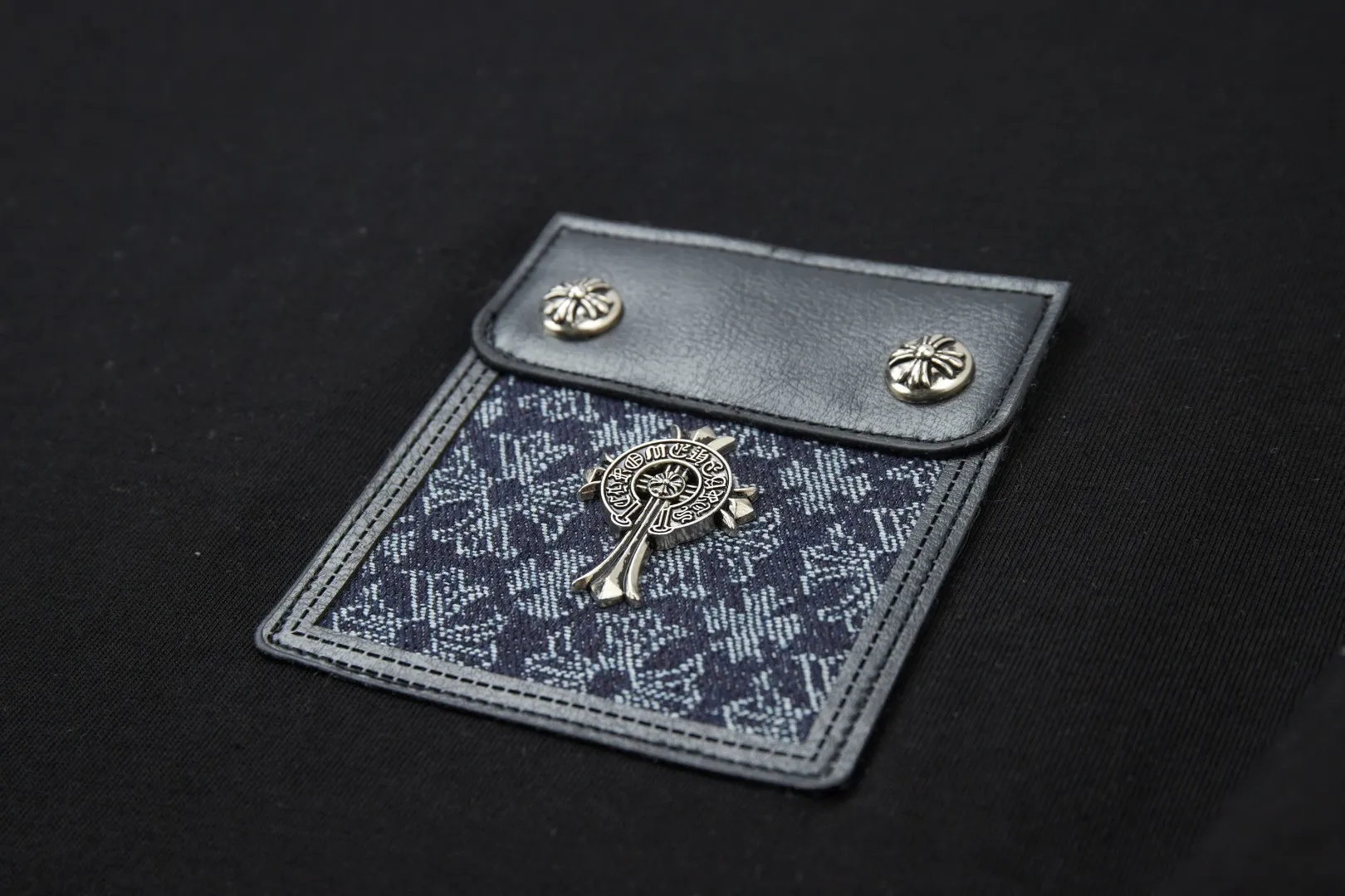 🅿️220 ✨CH✨🆕25SS spring and summer new style Crow Heart ✝ frame logo embroidered leather label short sleeves Light luxury essential item for daily commuting for men and women Correct version Welcome to compare Detailed features · 260g 100% pure cotton double yarn jersey fabric · Special thickened 32 pieces of double-strand 1X1 thread in the same vat · Double needle stitching and cross-stitching technology · Original main mark, washed tag, branded moisture-proof paper packaging Color: White/Black/ Size: S/M/L/XL